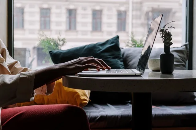 Laptopy czy komputery stacjonarne - co wybrać?